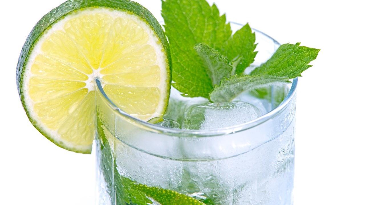 A refreshing minty lime drink. Image by PhotoMIX-Company on Pixabay.